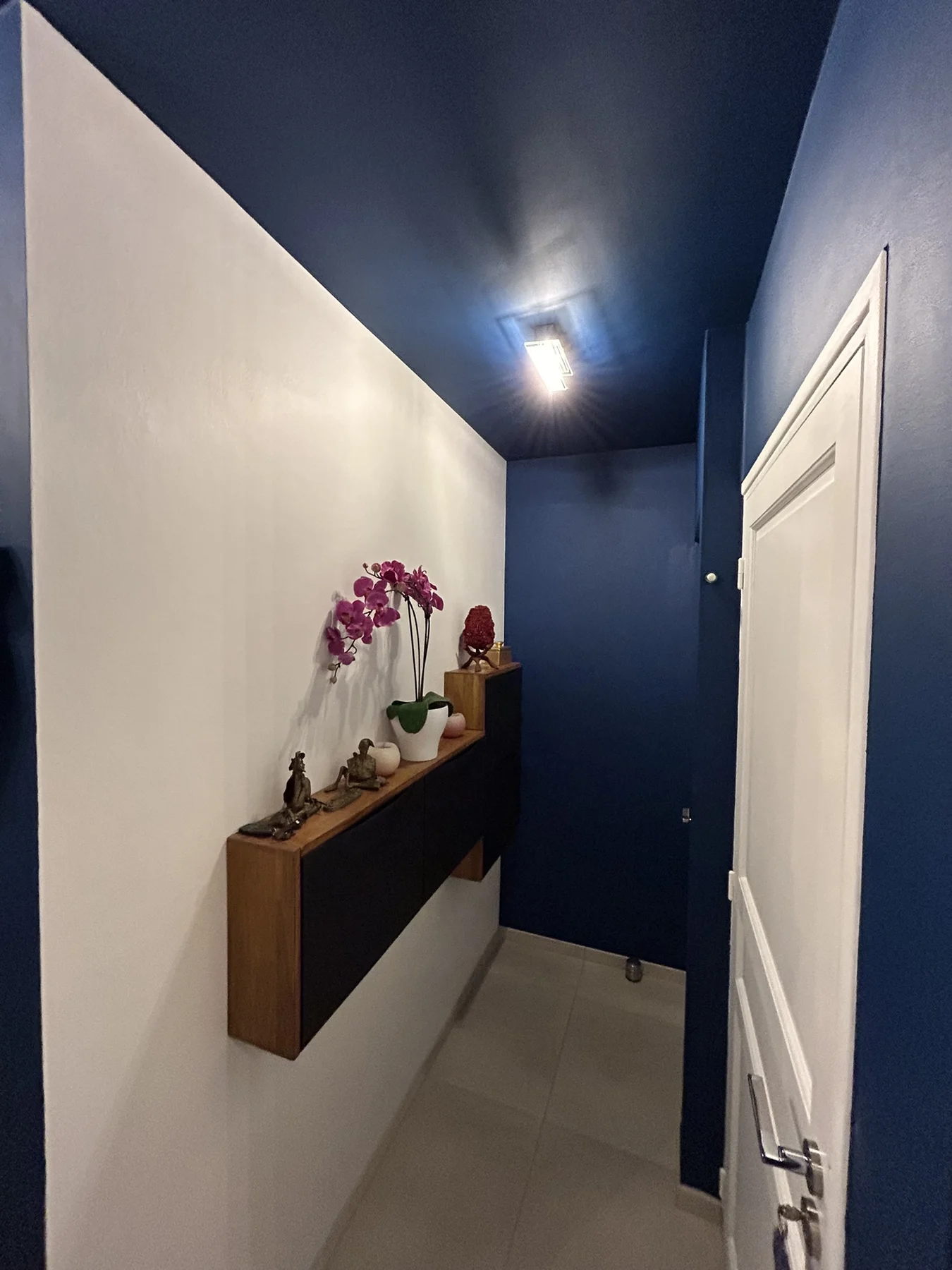 Couloir bleu profond contemporain