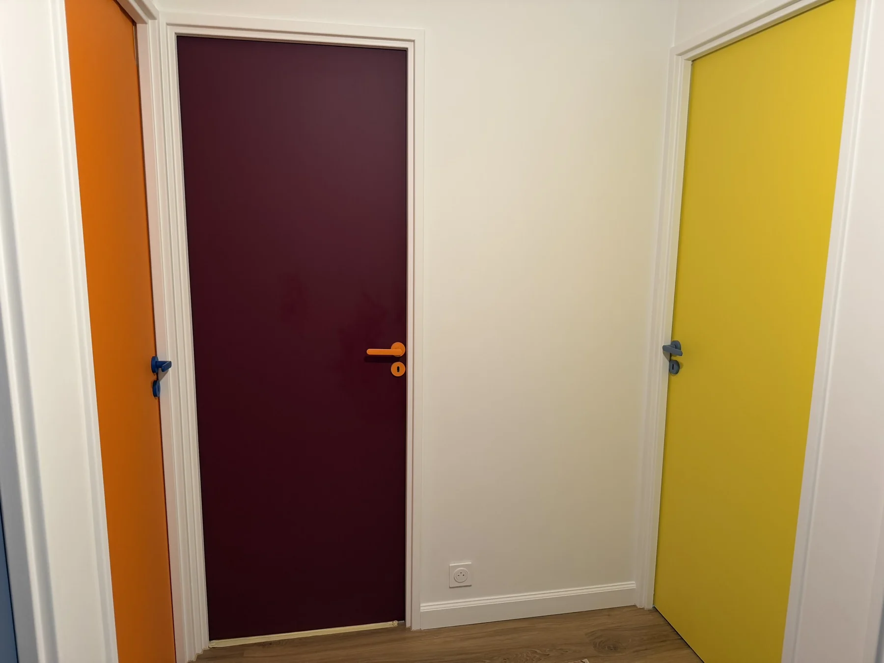 Portes colorées jaune et bordeaux